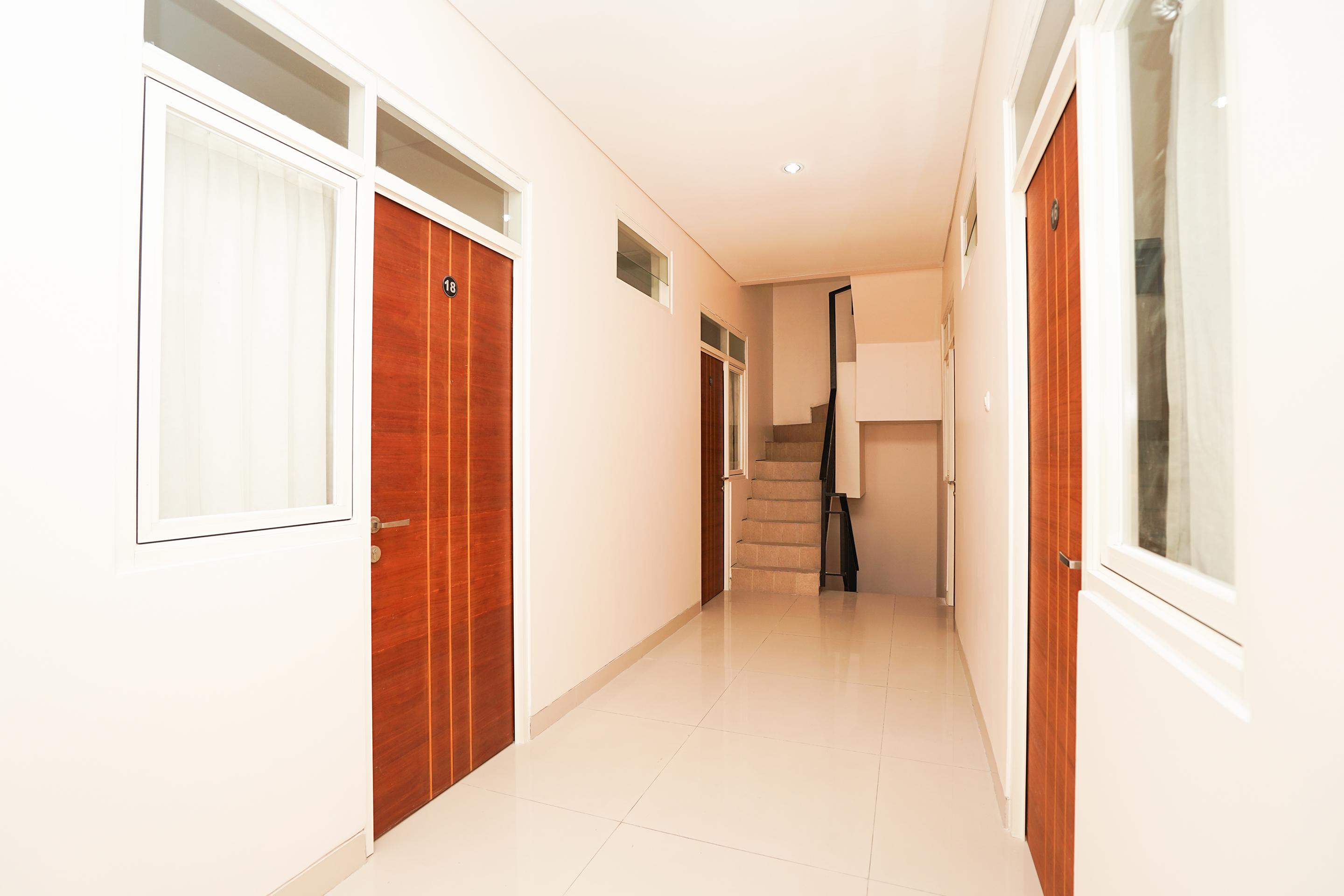 Oyo 782 Menjangan Residence At Citraland 1 Surabaya Exterior photo