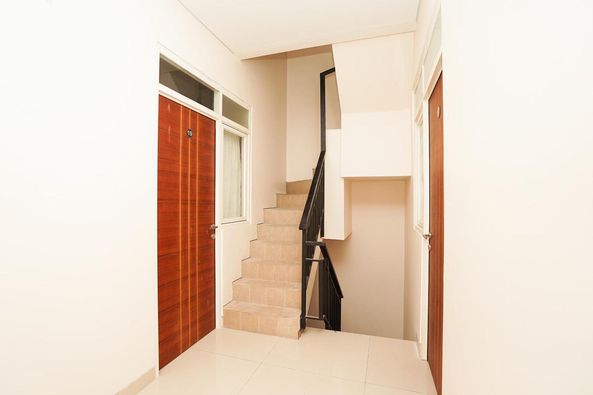 Oyo 782 Menjangan Residence At Citraland 1 Surabaya Exterior photo